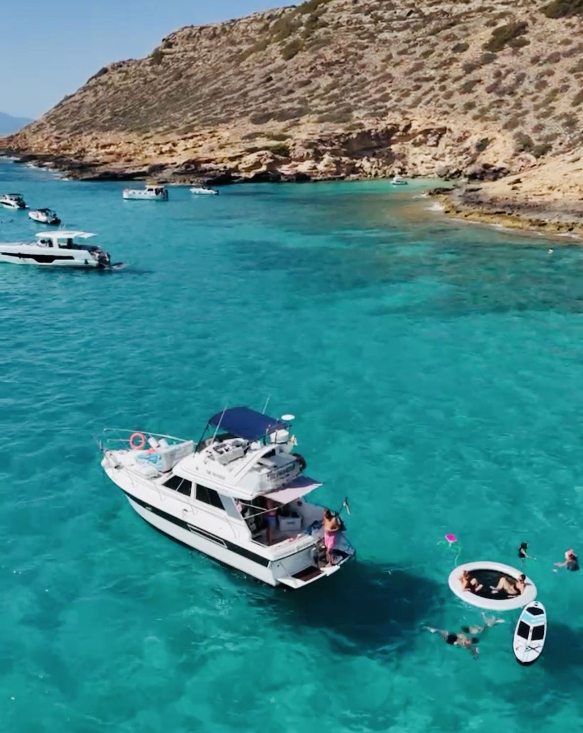 Türkises Wasser und Klippen in einer versteckten Bucht