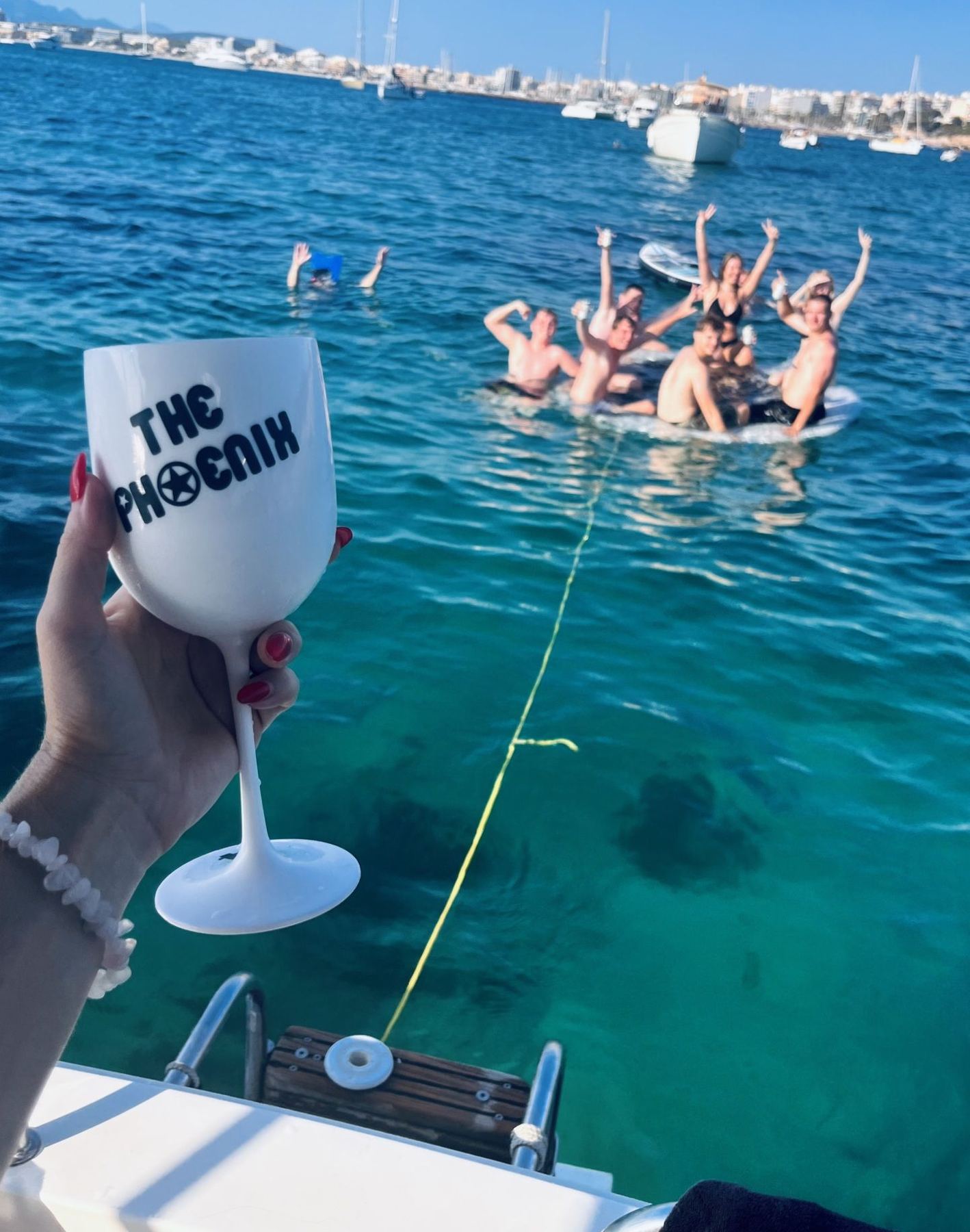 Gäste stoßen im Wasser an