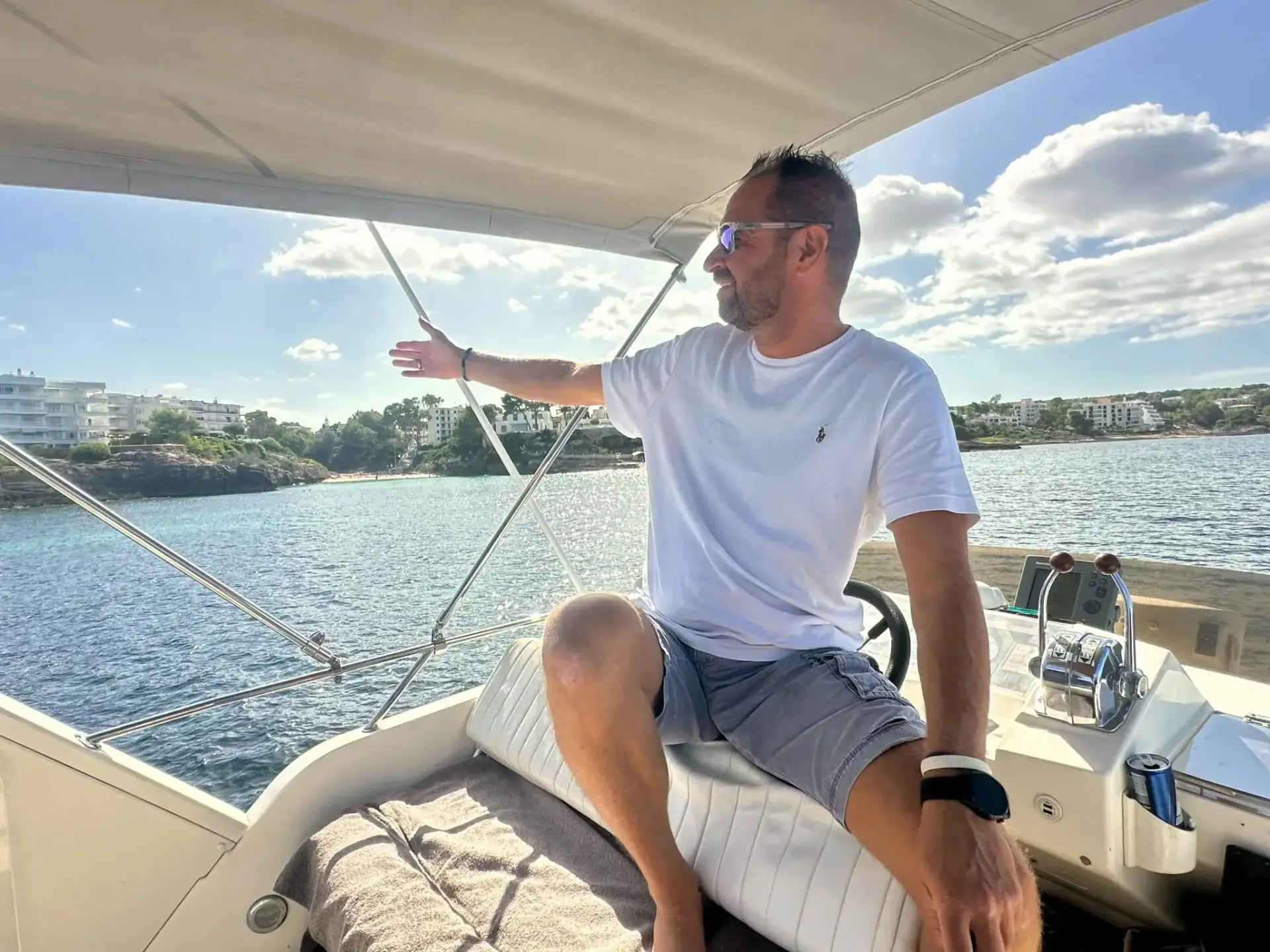 Skipper Gerrit im weißen T-Shirt am Steuer der Phoenix