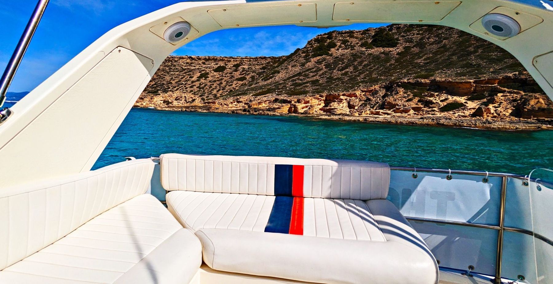 Flybridge der Phoenix mit Blick aufs Meer