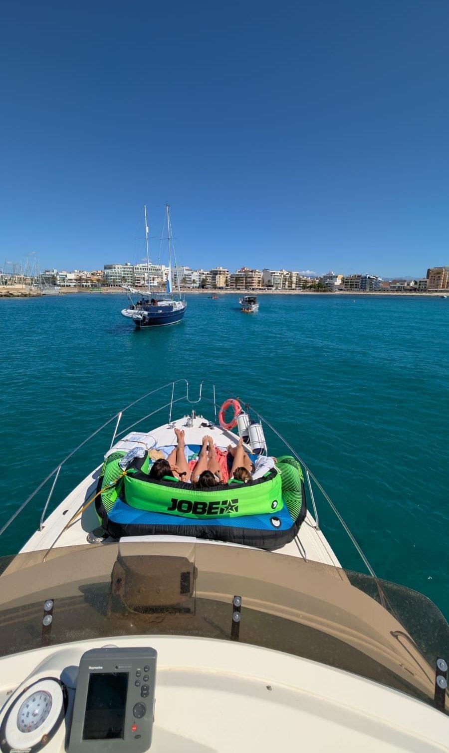 Spaß im Wasser hinter dem Boot
