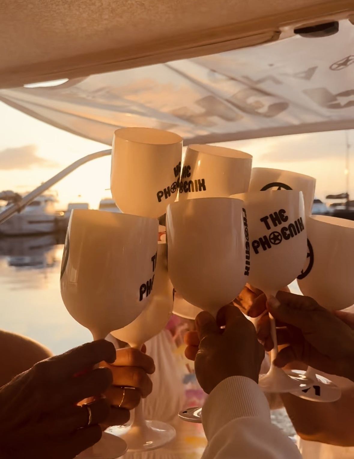 Phoenix-Becher und Snacks an Deck