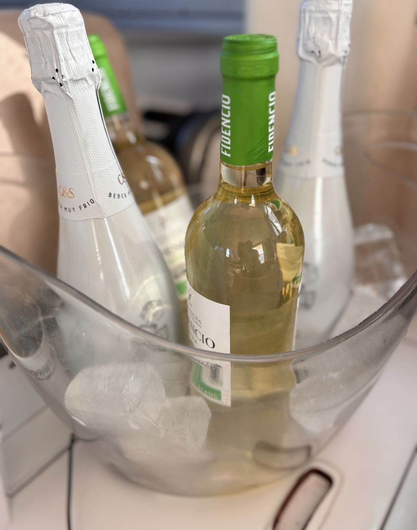 Ein Glas Wein an Bord